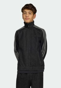 Svart denimjacka med dragkedja och grå tre-randigt detaljer på ärmarna, hög krage och ribbad fåll, med framfickor.