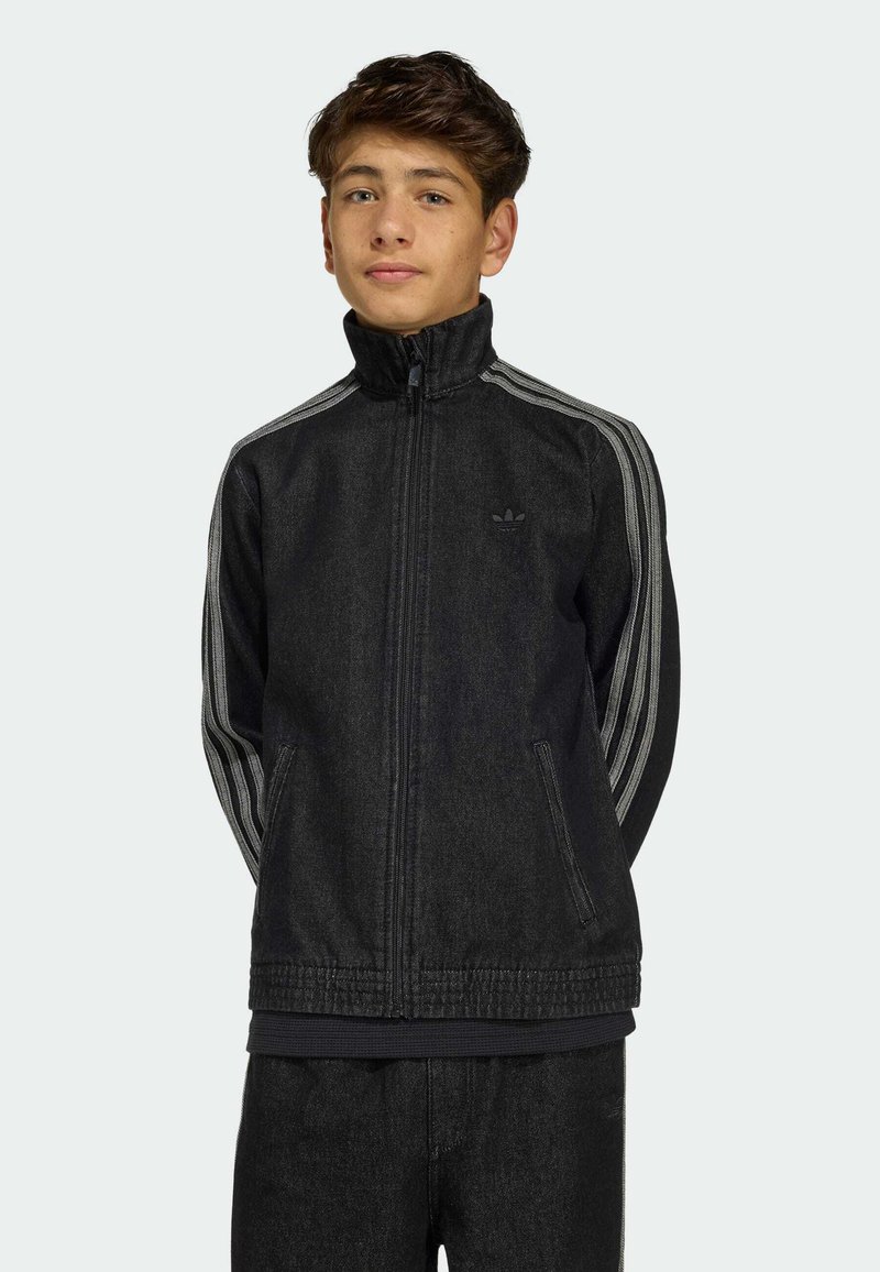 Svart denimjacka med dragkedja och grå tre-randigt detaljer på ärmarna, hög krage och ribbad fåll, med framfickor.