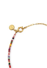 Collar de cuentas colorido que presenta diversas cuentas en rosa, verde, amarillo y púrpura, con un cierre dorado y un colgante circular ornamentado.