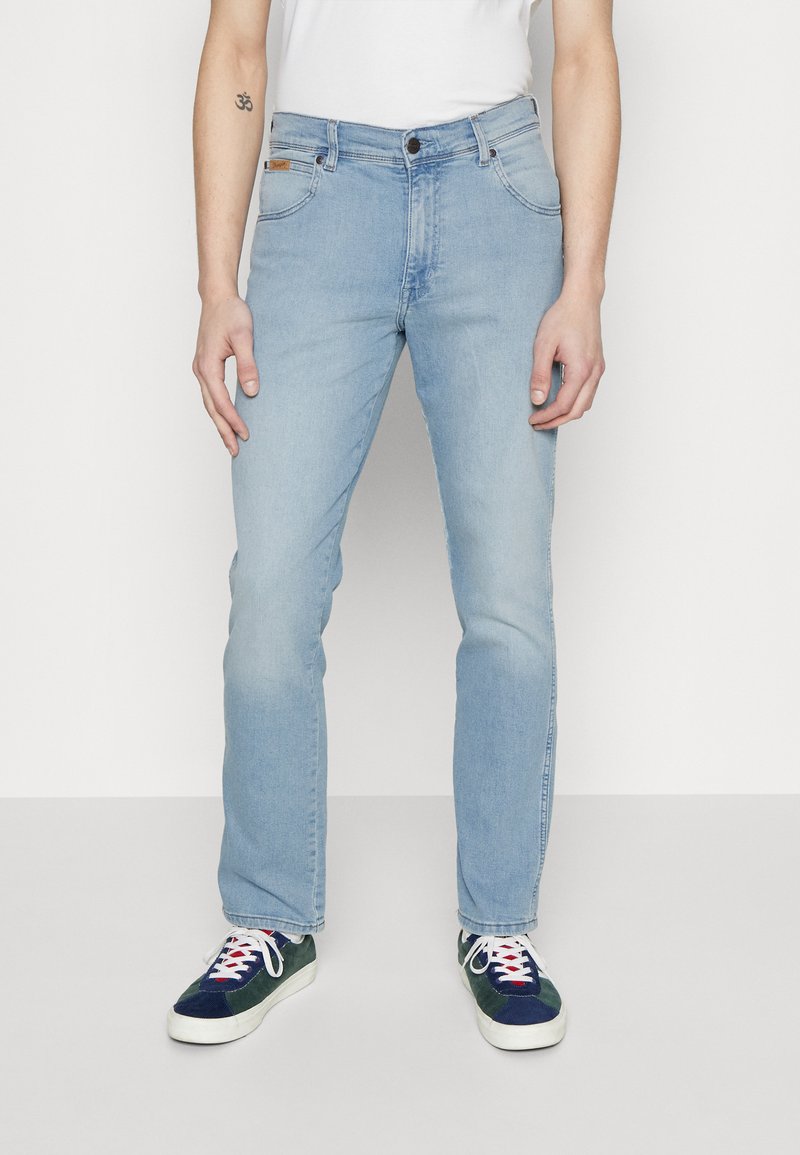 Wrangler TEXAS SLIM - Jeans Slim Fit - starlite/light-blue denim ...