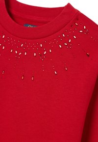 Rode sweatshirt met een ronde hals, voorzien van decoratieve parelachtige versieringen in een stralend patroon op de schouder. Stevige textuur.