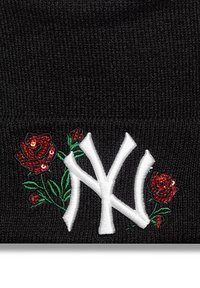 Berretto a maglia nero con logo "NY" ricamato in bianco e rose rosse con foglie verdi in paillettes. Tessuto testurizzato con design a risvolto.