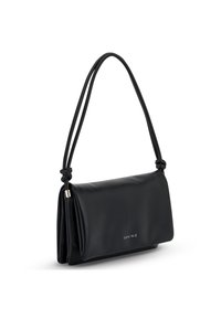 Sac à bandoulière en cuir noir avec sangle nouée et fermeture à rabat, portant le nom de la marque "EXPATRIÉ" en petites lettres blanches.