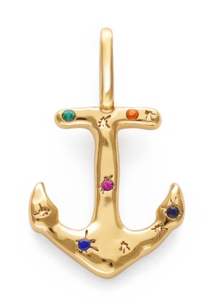 Colgante dorado en forma de ancla con piedras preciosas incrustadas de color verde, naranja, rosa y azul, y pequeños detalles grabados en forma de estallido estelar.