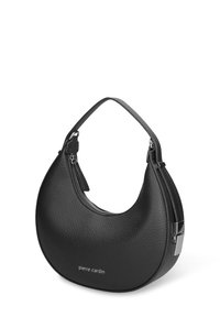 Zwarte leren schoudertas met een afgeronde vorm, textuurafwerking en ritssluiting; voorzien van zilverkleurige accenten en logo.