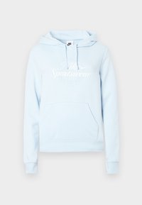 Svetlomodrá mikina s kapucňou vyrobená z mäkkého materiálu obsahuje klokanie vrecko, ribbené manžety a biely potlačený logo na prednej strane.