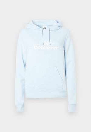 Lichtblauwe hoodie van zacht materiaal, voorzien van een kangoeroezak, ribgebreide mouwen en een witte opdruk van het logo op de voorkant.