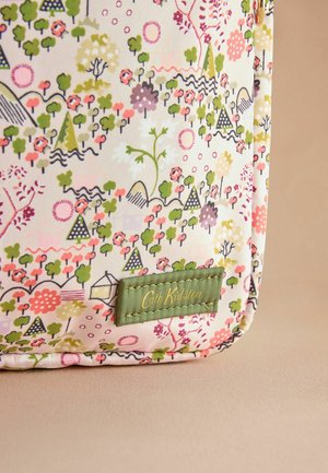Borsa in tessuto con motivo floreale che presenta tonalità di rosa, verde e crema, con un'etichetta verde prominente che riporta la scritta "Cath Kidston" in oro.