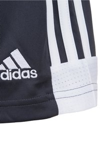 Adidas shorts van donker marineblauw materiaal, met witte accenten en drie witte strepen. Bevat een logo in het wit aan de linkerkant.