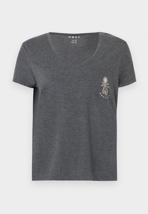 Dunkelgraues V-Ausschnitt-T-Shirt mit kurzen Ärmeln und kleinem Fronttasche, die eine weiße Grafik mit einer Palme und Welle sowie die Aufschrift "Roxy" zeigt.