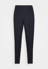 Pantalon bleu marine en mélange de coton. Présente une coupe ajustée, un pli avant et une fermeture à bouton unique à la taille.