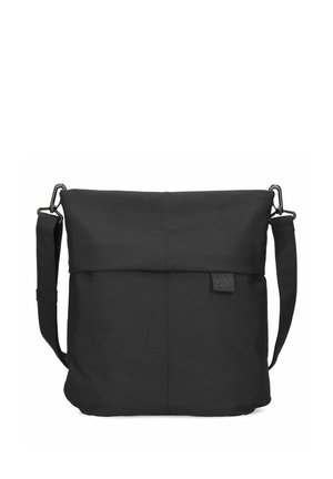 Schwarze Umhängetasche mit verstellbarem Riemen, klappbarem Deckel und kleinem aufgenähtem Markenschild vorne in der Mitte rechts.