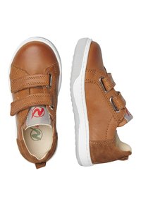 Sneaker in pelle marrone con doppie cinghie in Velcro, suole in gomma bianche e sottili accenti in camoscio. Presenta un logo sulla linguetta.