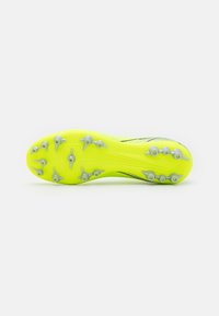 Semelle de crampons de football jaune vif avec un motif de multiples crampons argentés. Surface texturée pour une adhérence et une stabilité pendant le jeu.