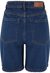 Short en jean bleu foncé taille haute avec deux poches arrière et une étiquette de marque en cuir marron sur la ceinture.