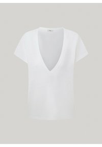 Bílý krátký rukáv V-čkový tričko s hlubokým výstřihem, vystavené na jednoduchém světle šedém pozadí.