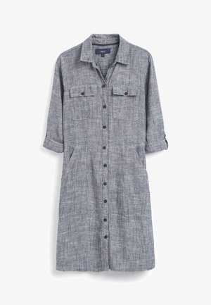 Robe chemise grise à manches longues avec poignets retroussés, deux poches poitrine à rabat et deux poches latérales, en tissu texturé.