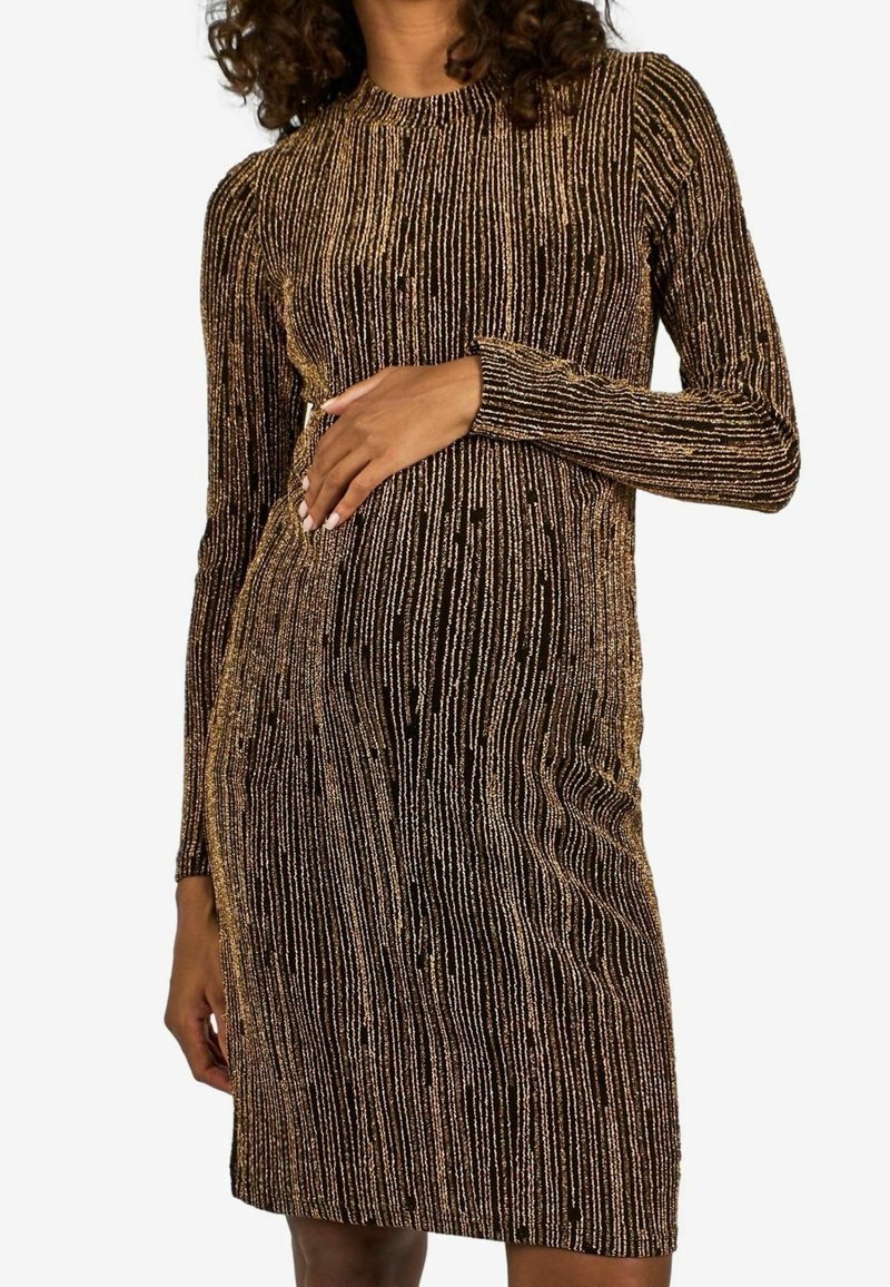 Robe à manches longues, ajustée en marron avec des rayures verticales dorées métalliques, comportant un col rond et une longueur jusqu'au milieu des cuisses. Texture lisse.