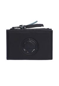 Cartera negra de nailon con un detalle de logo circular de cuero, cierre con cremallera y una correa de tela texturizada. Forma rectangular compacta.