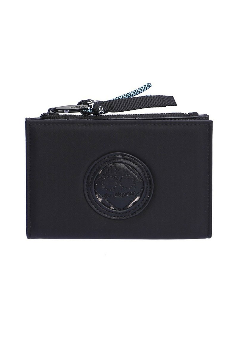 Cartera negra de nailon con un detalle de logo circular de cuero, cierre con cremallera y una correa de tela texturizada. Forma rectangular compacta.