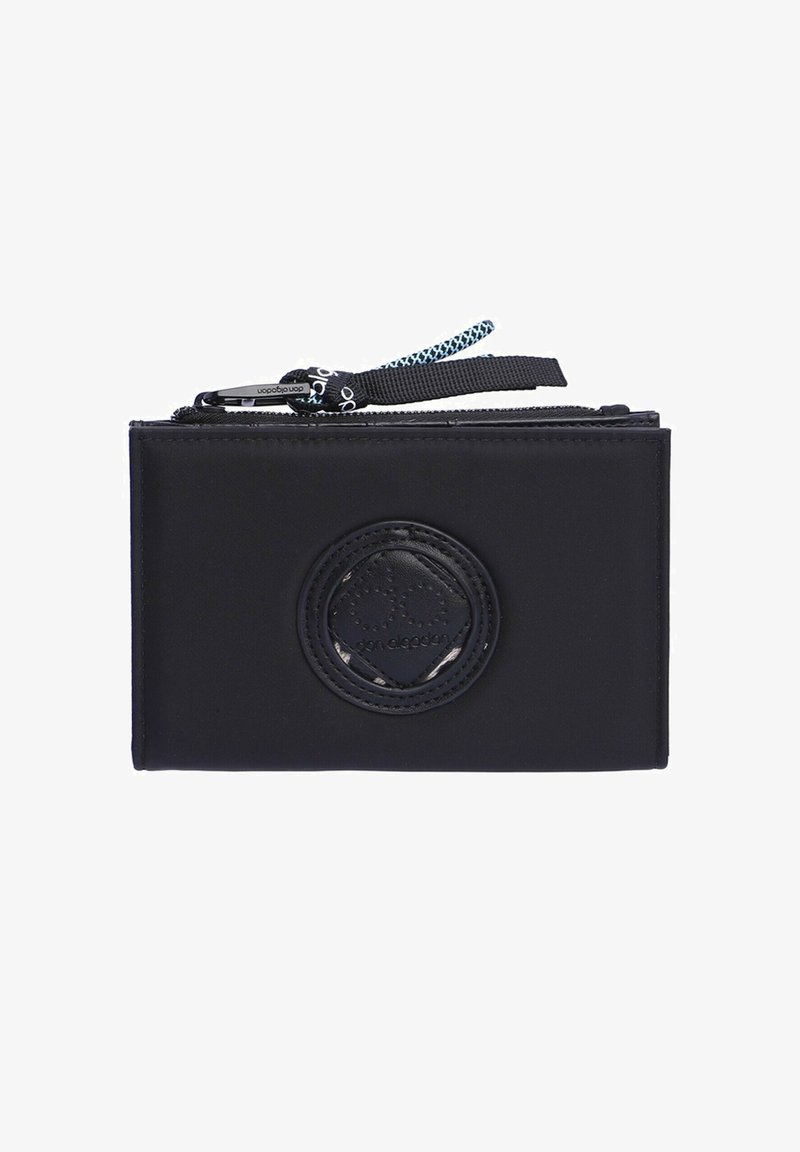 Cartera negra de nailon con un detalle de logo circular de cuero, cierre con cremallera y una correa de tela texturizada. Forma rectangular compacta.