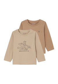 Zwei langärmelige T-Shirts in Beige und Hellbraun. Das beigefarbene Shirt zeigt eine Bärenillustration mit Bäumen. Beide haben einen runden Ausschnitt.