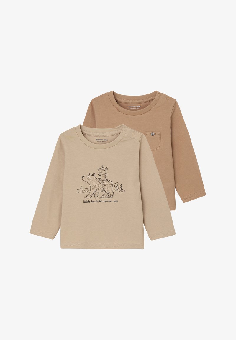 Zwei langärmelige T-Shirts in Beige und Hellbraun. Das beigefarbene Shirt zeigt eine Bärenillustration mit Bäumen. Beide haben einen runden Ausschnitt.