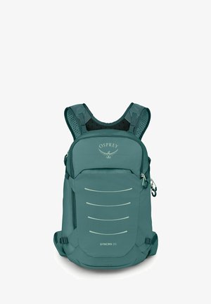 Sac à dos Teal Osprey Syncro 20 avec bretelles rembourrées, poche avant zippée et lignes courbes réfléchissantes sur le panneau avant.