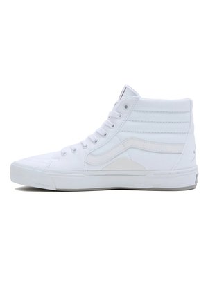 Des sneakers montantes en toile blanche avec un panneau latéral texturé, des lacets plats blancs, un col rembourré et une semelle en caoutchouc. Pas de logos visibles.