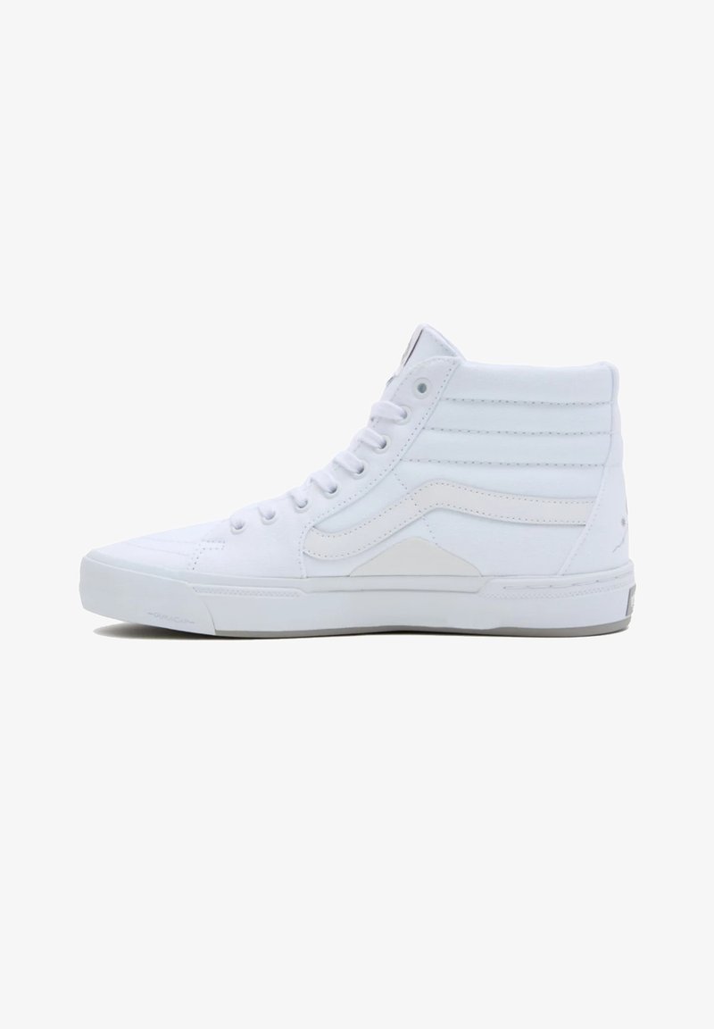 Weiße High-Top-Sneaker aus Canvas mit einer strukturierten Seitenpartie, flachen weißen Schnürsenkeln, gepolstertem Schaft und Gummiaußensohle. Keine sichtbaren Logos.