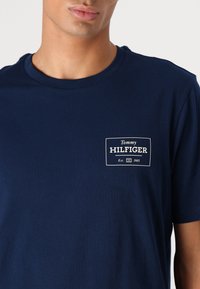 Tommy Hilfiger MONOTYPE LABEL TEE - Basic T-shirt - night sky