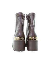 Botas de cuero marrón hasta el tobillo con un acento dorado en el tacón, que cuentan con un cierre lateral y una suela de goma texturada. Vista trasera que resalta los detalles de diseño.