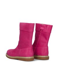 Roze leren enkellaarsjes met een hoge schacht, decoratieve manchet, zijrits en contrasterende bruine rubberen zolen. Glad textuur door het hele paar.