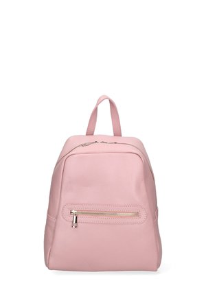 Sac à dos en cuir rose avec une forme arrondie, poche zippée extérieure et fines bretelles. Texture lisse avec un design minimaliste et accents en métal argenté.