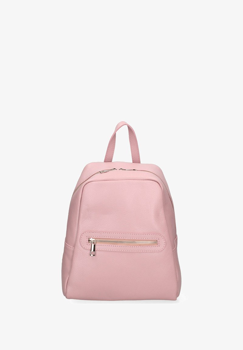 Zaino in pelle rosa dalla forma arrotondata, con tasca esterna con zip e spallacci sottili. Texture liscia con design minimalista e dettagli in metallo argentato.