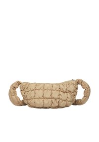 Beige, gesteppte Stofftasche mit gebogenen Trägern, ausgestattet mit einem Reißverschluss und einer weichen, gepolsterten Textur, ideal für den Freizeitgebrauch.