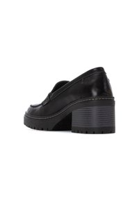 Botas de cuero negro hasta el tobillo con un diseño de corte bajo, tacón grueso texturizado y estilo slip-on. Presenta un detalle de costura alrededor de la suela.
