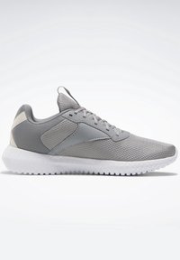 Chaussure de sport en mesh gris avec semelle blanche texturée, design à lacets et col rembourré, vue de côté sur fond blanc.
