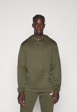 Sudadera verde oliva con bolsillo canguro, puños acanalados y un logo negro en el pecho. Presenta una marca en contraste en los bordes de los bolsillos.