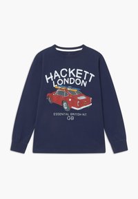 Námořnické tričko s dlouhým rukávem z bavlny s grafikou červeného auta se surfovacími prkny. Text "HACKETT LONDON ESSENTIAL BRITISH KIT" pod designem.