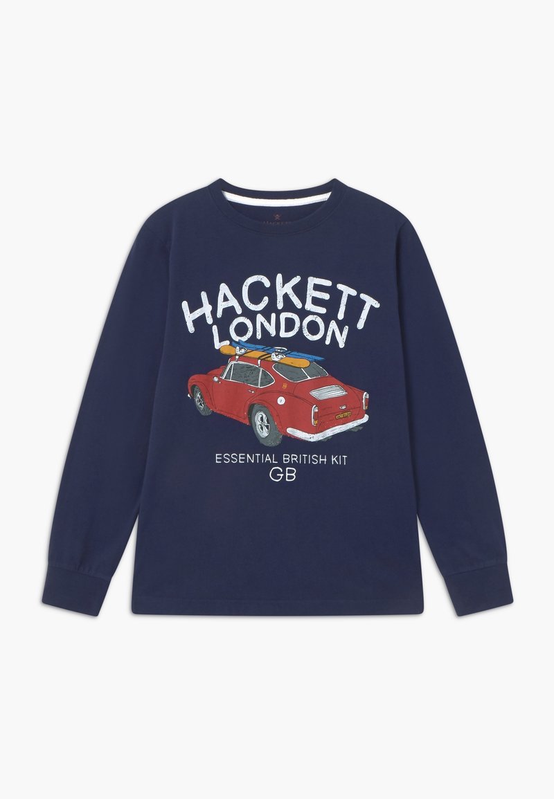 Námořnické tričko s dlouhým rukávem z bavlny s grafikou červeného auta se surfovacími prkny. Text "HACKETT LONDON ESSENTIAL BRITISH KIT" pod designem.