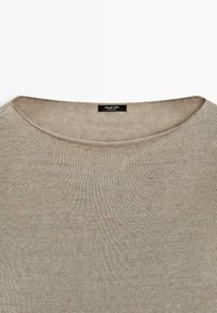 Beżowy dziany sweter z szerokim okrągłym dekoltem i czarną metką "Massimo Dutti" wszytą od wewnątrz kołnierza.