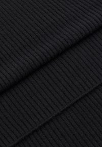 Czarna, prążkowana tkanina o miękkiej teksturze, z pionowymi liniami i przytulnym wyglądem, zwisająca w warstwach.