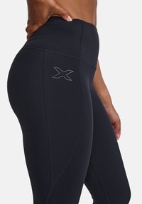 2XU FORM HI-RISE COMPRESSION - Träningsshorts 3/4-längd - black black
