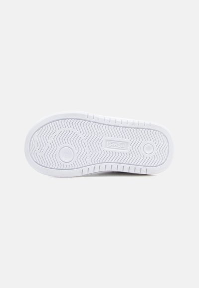 Suela de zapato blanca con patrones de tracción en zigzag y circulares, con el logo "Polo" en el centro sobre un fondo liso.