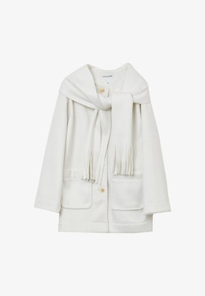 Manteau blanc en mélange de laine avec un col châle, deux poches avant et un détail de foulard à franges drapé autour du cou. Couleur unie, texture douce.