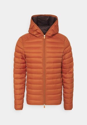 Orange polstret jakke med hætte, der har en frontlynlås, vandret quiltet design og en kontrasterende mørk indvendig foring.