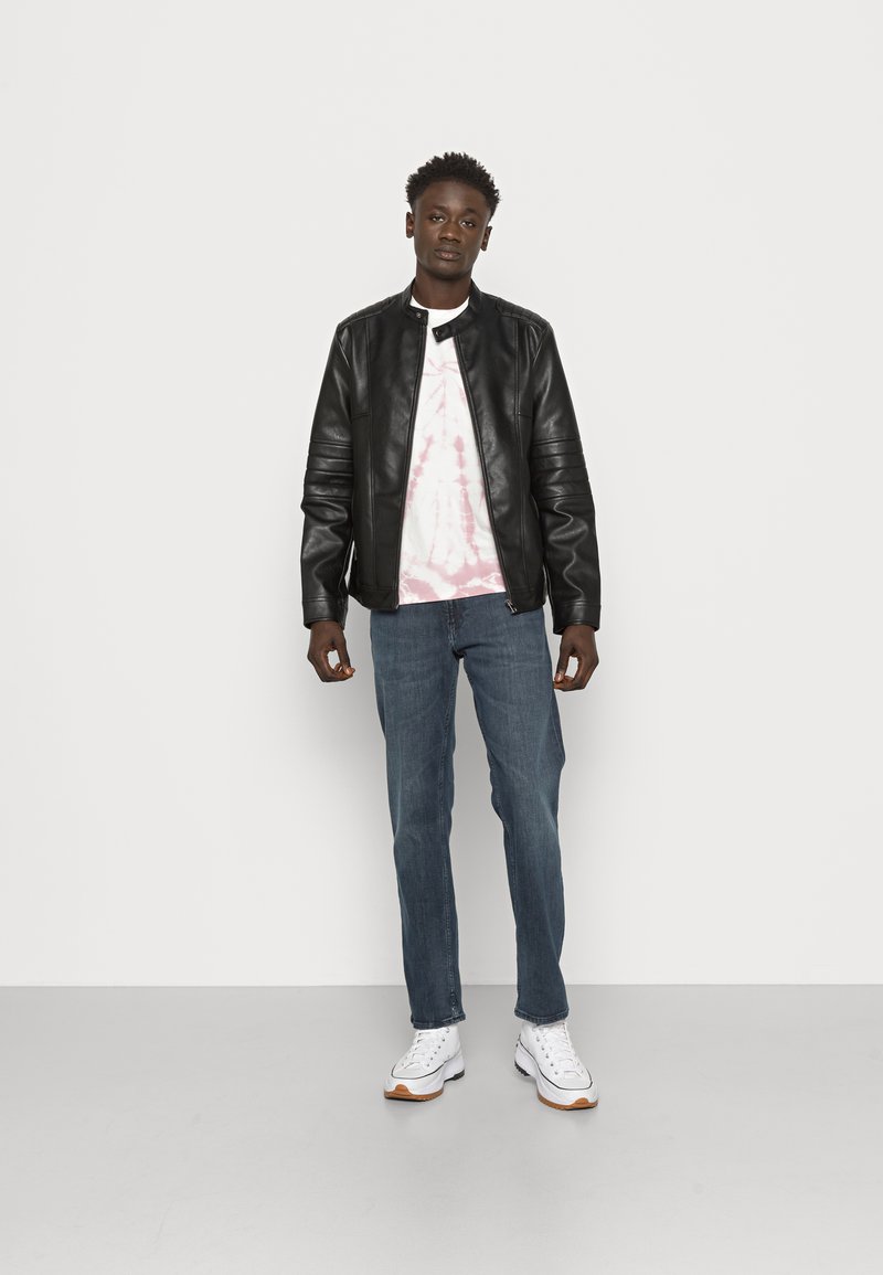 Herren Skinny Fit | Calvin Klein Jeans STRAIGHT Jeans Straight Leg denim dark/light-blue denim - ZX20559 Herren Skinny Fit | Calvin Klein Jeans STRAIGHT Jeans Straight Leg denim dark/light-blue denim - ZX20559