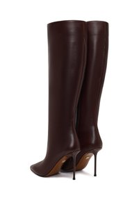 Knöchelhohe Stiefel mit pointed toe aus dunkelbraunem Leder, ausgestattet mit einem schlanken Stiletto-Absatz und einem Reißverschlussdetail auf der Rückseite. Glatte Textur.