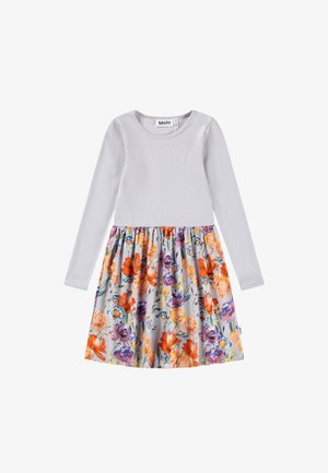 Vestido de manga larga blanco con falda fruncida que presenta un vibrante patrón floral en tonos naranja, morado y amarillo.